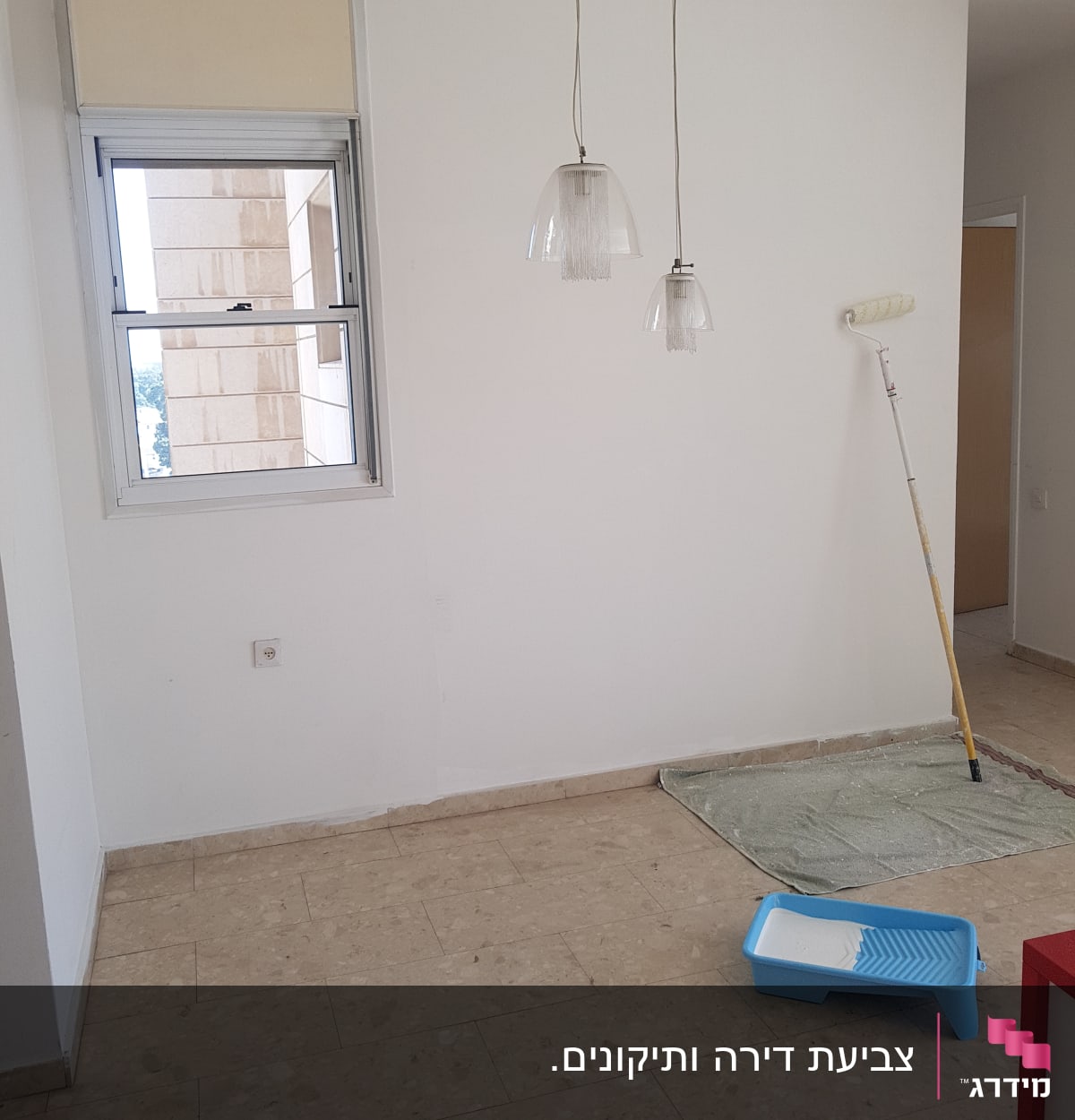 רולר צביעה, מגש צבע, קיר לבן, ניילון על הרצפה